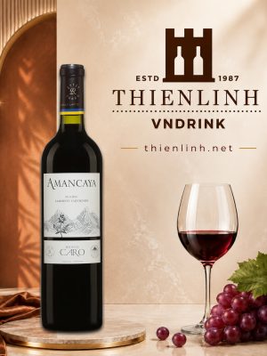 Chai vang đỏ Amancaya Reserva 2020 Bodegas CARO Mendoza Argentina trên nền thương hiệu Thiên Linh
