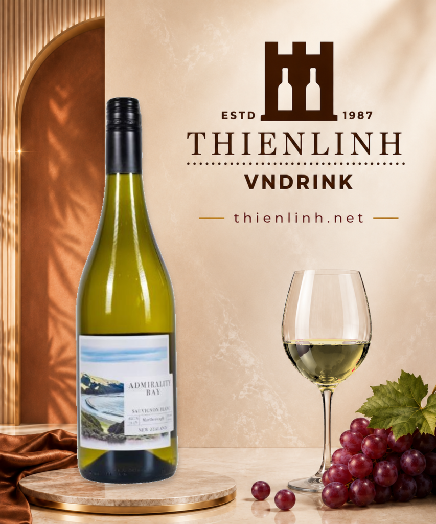 Chai rượu vang Admirality Bay Sauvignon Blanc cùng ly vang trắng, chùm nho và logo Vang Thiên Linh - VNDRINK