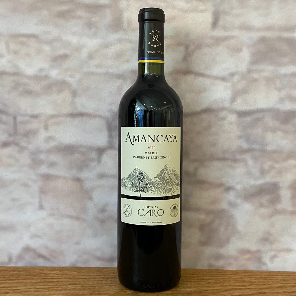 Chai Amancaya Reserva 2020 Bodegas CARO trên nền tường gạch