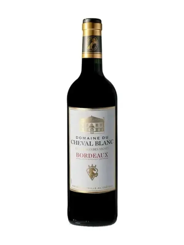 Chai vang đỏ Domaine du Cheval Blanc Bordeaux với nhãn trắng viền vàng ghi chữ Bordeaux