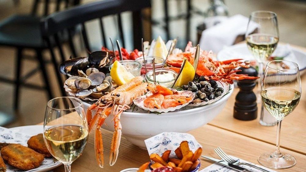 Rượu vang trắng dùng cùng tôm, nghêu và nhiều loại hải sản