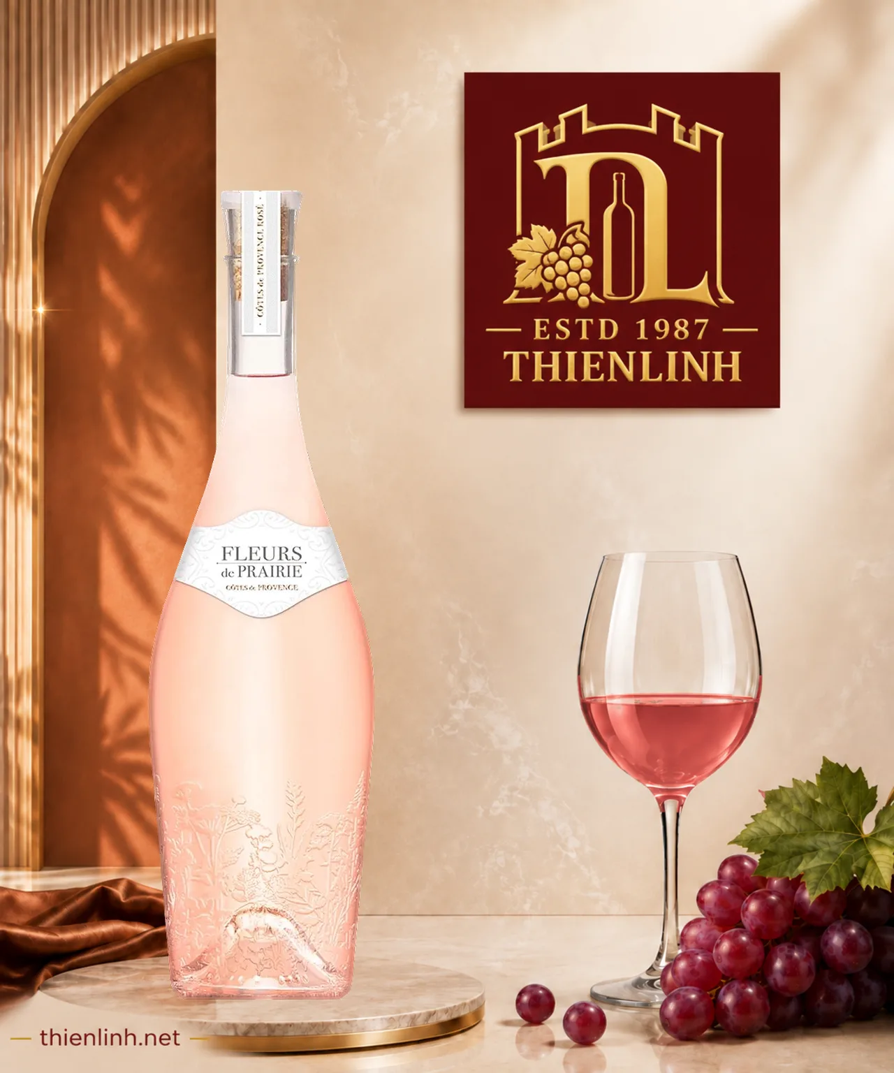 Chai rượu vang hồng Fleurs de Prairie Côtes de Provence Rosé 2024, chai chạm nổi hoa dại, nhãn trắng, Provence, Pháp